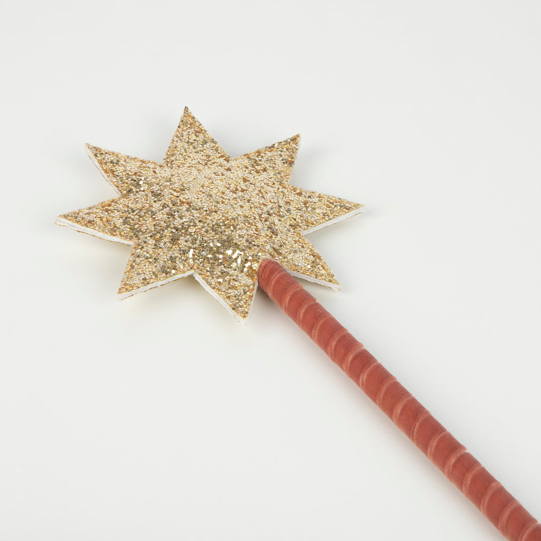 This wizard cape, wizard hat and star wand set, crafted from pink velvet and gold glitter fabric, is a fabulous costume for girls. Image4