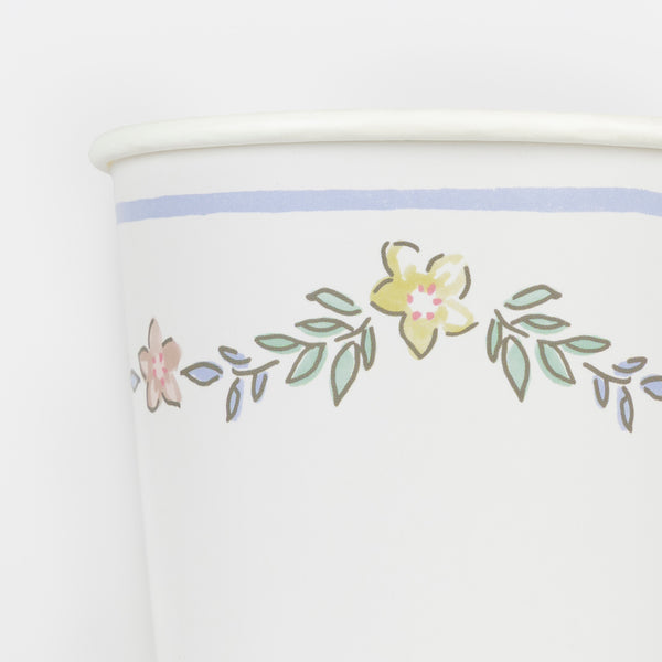 Our party cups, made from high-quality paper, feature a charming chintz-style design, and are suitable for hot and cold drinks. Image3