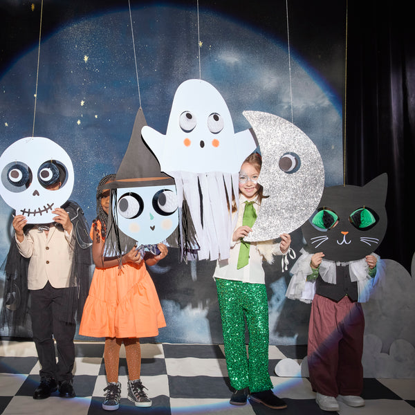 Our giant Halloween decorations set, especially designed for hanging, includes a witch, ghost and moon with fun honeycomb dangling eyeballs. Image2