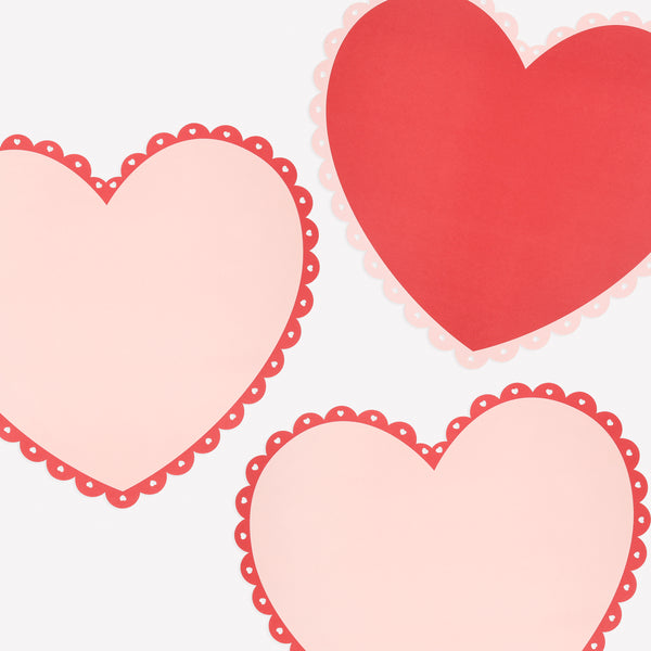 Make your Valentine's Day dinner look amazing with our charming red and pink paper heart placemats, practical and decorative. Image1