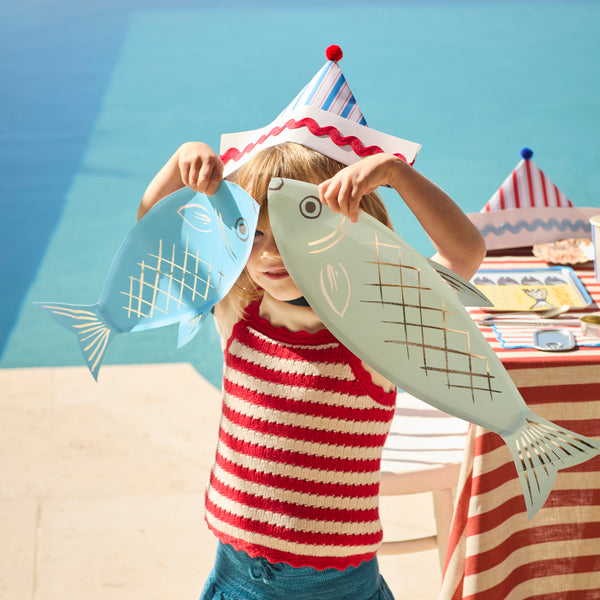 Let our fish-shaped plates, made from paper in shades of blue with shiny silver foil details, add a wonderful ocean vibe to your party. Image2