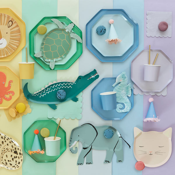 Our paper plates, with an octagonal design and emerald green colour, are perfect as garden party plates or for a picnic. Image2