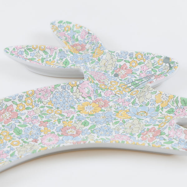 Our reusable plate, in the shape of a bunny with a pretty Liberty floral design, is perfect to add to your Easter decorations. Image3