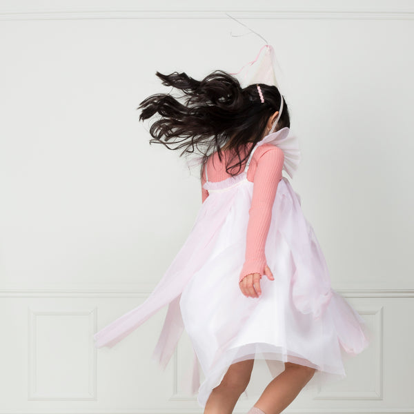 This costume, with a princess dress and hat with tassels, is perfect for a princess party. Image4