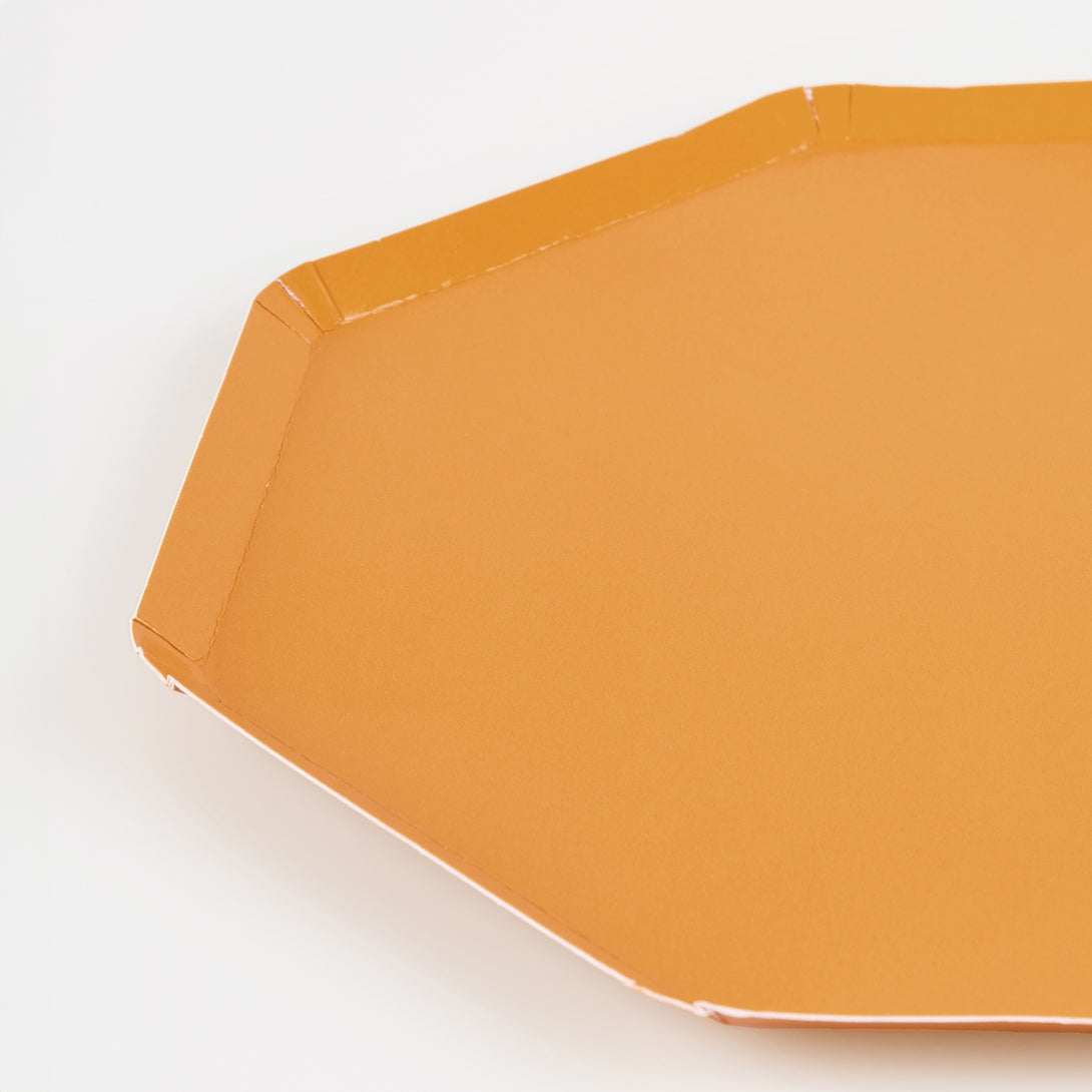 Our side plates, in a stunning yellow colour, are perfect for autumnal parties, birthdays and family meals.