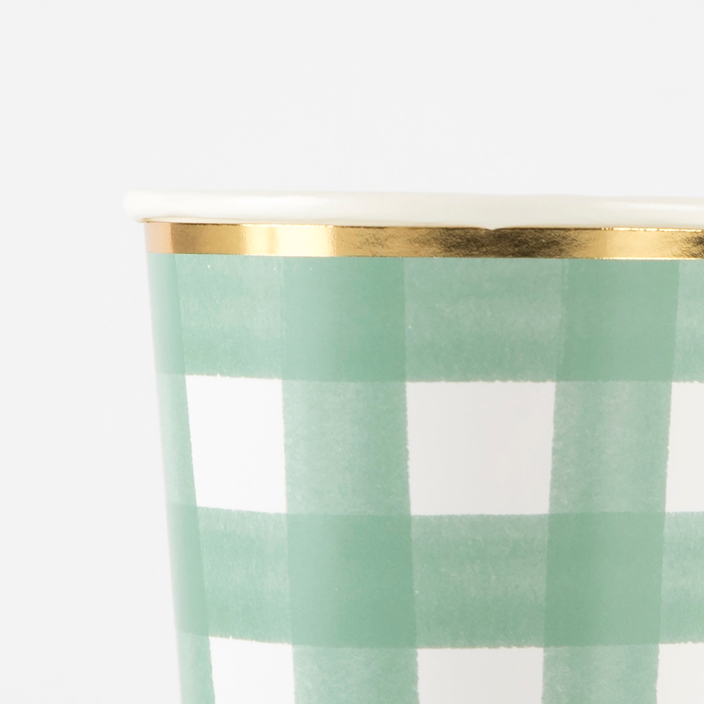The green gingham pattern of these party cups is complemented with a shiny gold foil border.