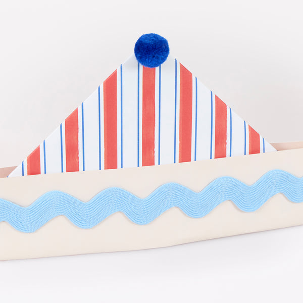 Have a wonderful boat party with our party supplies set for lots of nautical fun, including tableware, sailor party hats and a striking boat garland. 
