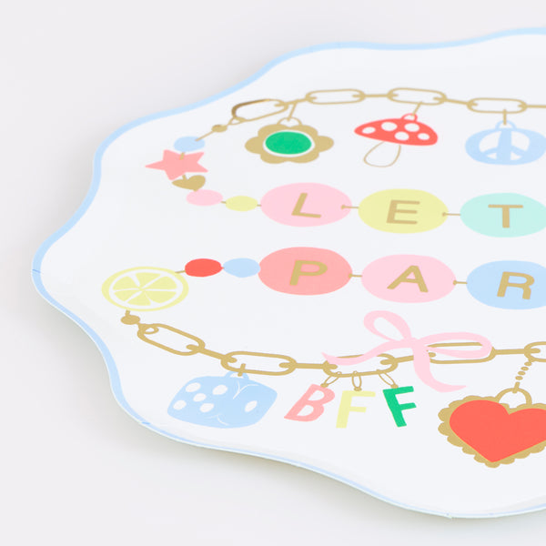 Make your birthday party look charming with our special party set featuring tableware and party bags for eight, and fun decorations. 