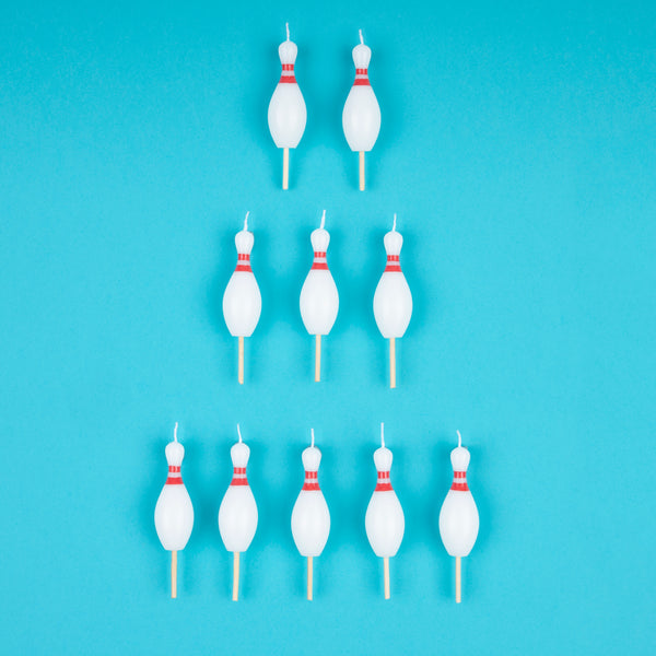 Transform a birthday cake with our special fun candles in the shape of bowling pins, perfect to give a fun sporty vibe. Image2