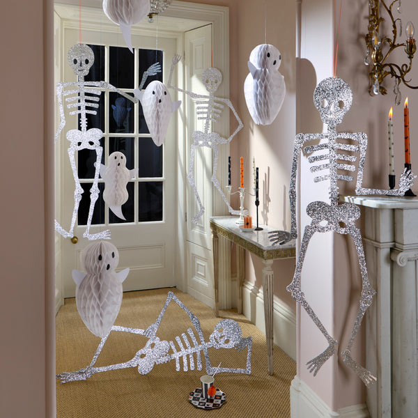 Add our honeycomb hanging ghost decorations to your Halloween party decor for a fabulous floaty 3D effect in the porch or windows. Image2