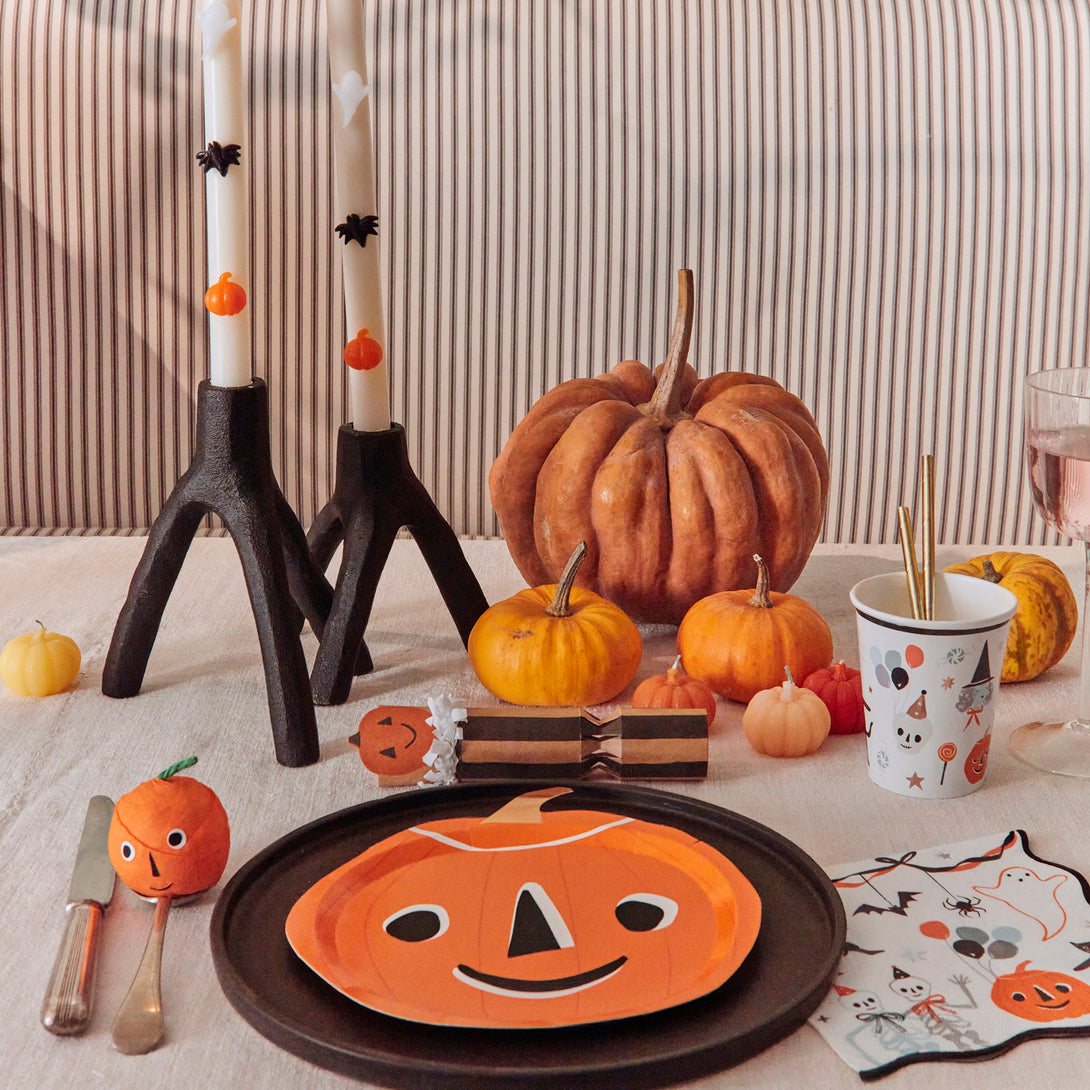 Make your Halloween party table look amazing with our decorative Halloween paper plates.