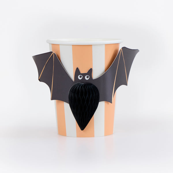 Unsere Halloween-Tassen zeigen Halloween-Symbole mit Wabendetails, ausgeschnittenen Formen und viel Farbe und Kupferfolie für einen tollen Effekt. Bild4
