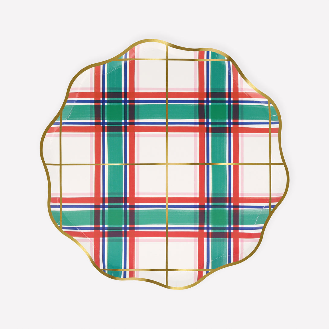 Our paper tartan plates, in a side plate size, feature a bold design in classic festive colours, perfect for Christmas dinner. Image1