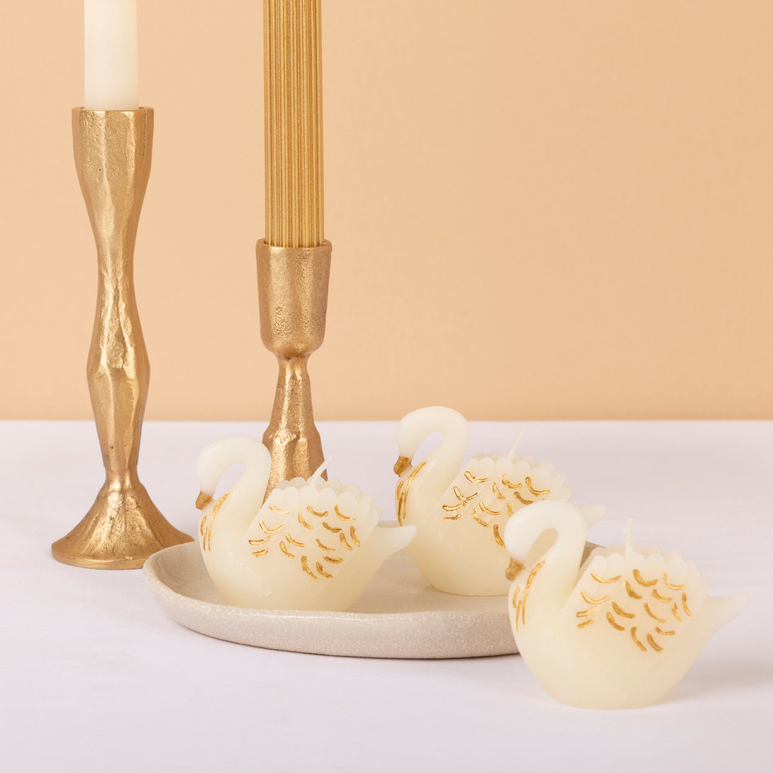 Our swan candles are perfect for elegant celebrations, like a bridal shower, or as home decorations. Image1