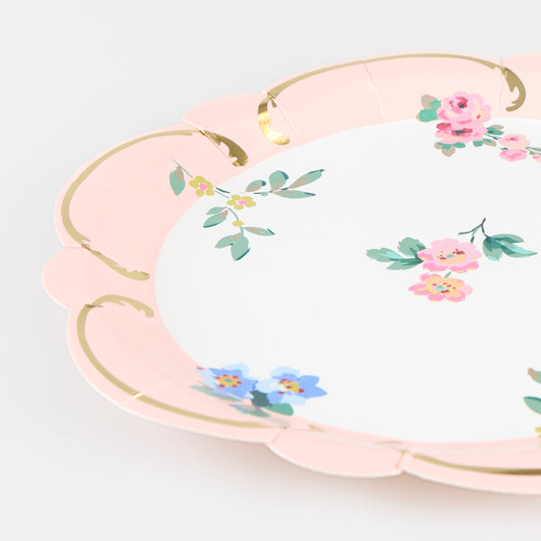 Our paper plates, made in a small size, feature a pastel pink border, posy designs, shiny gold foil details and a wavy border, super stylish. Image3