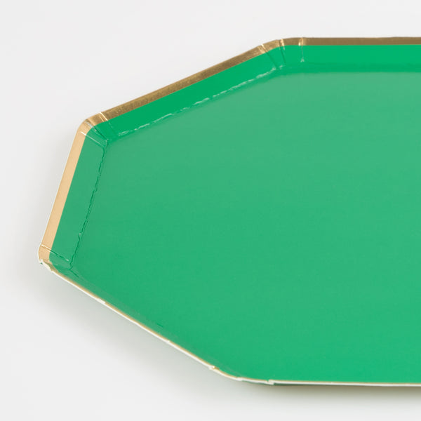 Our green side plates, with an eye-catching octagonal shape and shiny gold foil details, are ideal as cocktail plates or as small party plates. Image2
