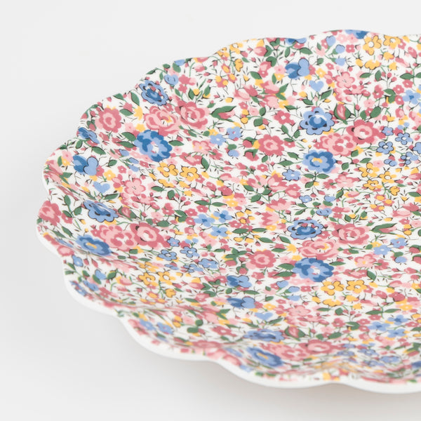 Our reusable small plate, with a floral Liberty print design, is crafted from melamine and is perfect as a picnic plate for kids and adults. Image2