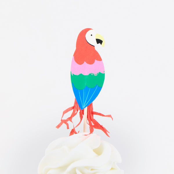 Our jungle cupcake kit features 24 rainforest animal cake toppers and 24 vibrant cupcake cases, perfect for a jungle party. Image5
