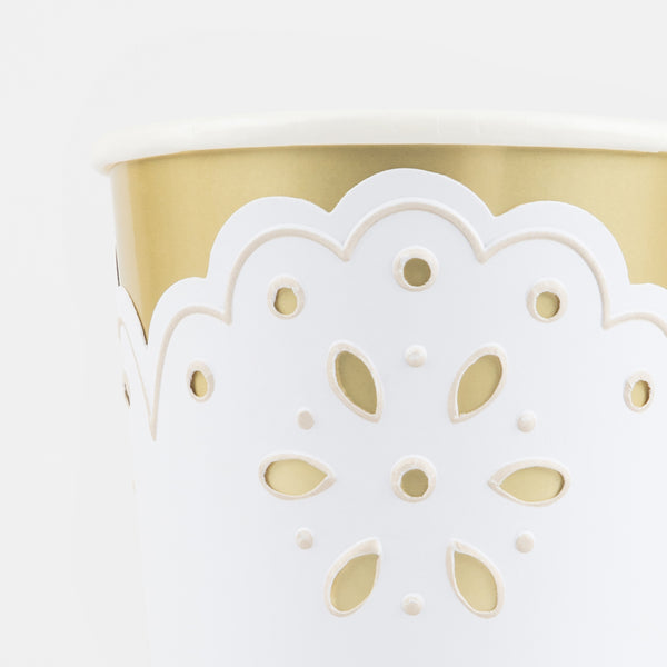 Our white party cups have an embossed lace design and shiny gold foil details, ideal as special celebration cups. Image3