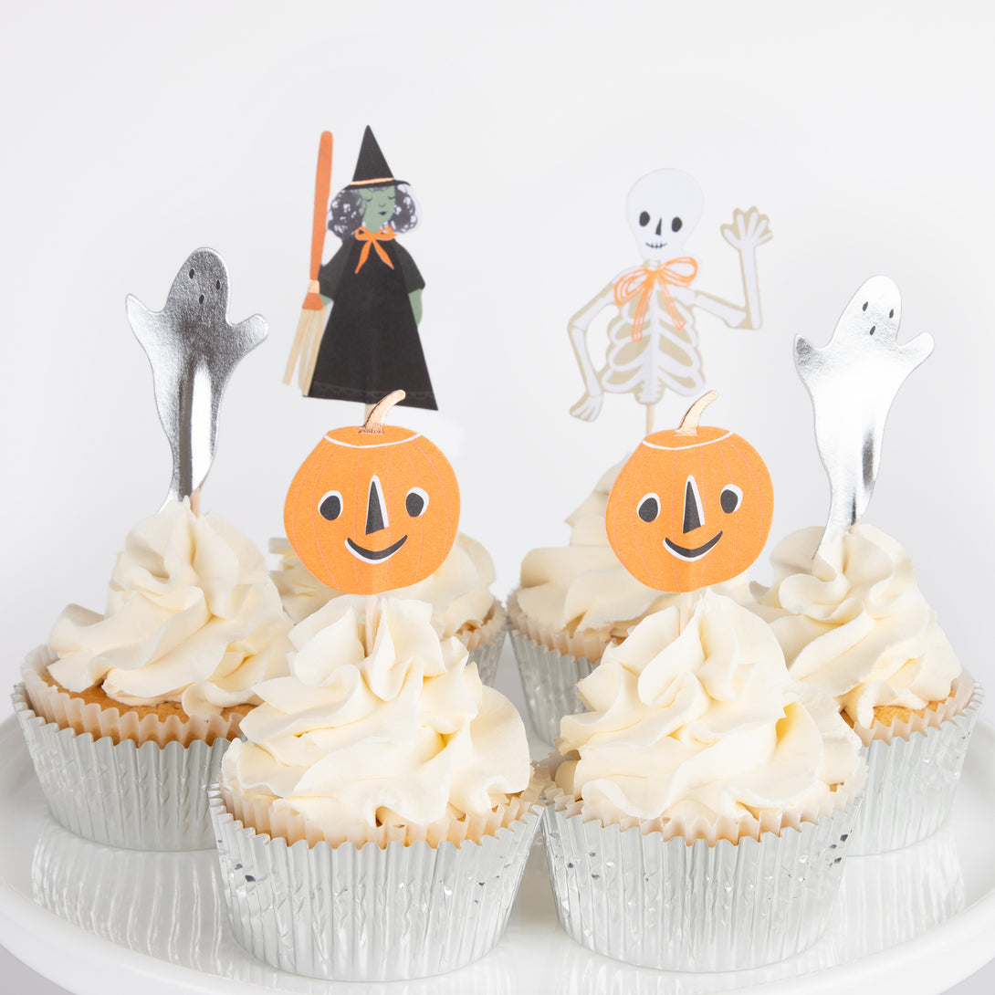 Make Halloween cupcakes look terrific with our cupcake kit, including cupcake toppers and cupcake cases.