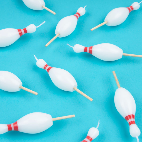 Transform a birthday cake with our special fun candles in the shape of bowling pins, perfect to give a fun sporty vibe. Image3