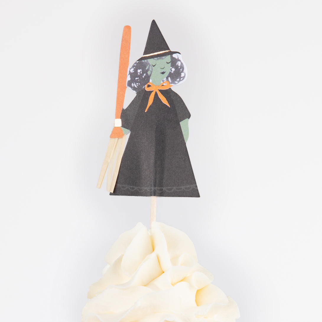 Make Halloween cupcakes look terrific with our cupcake kit, including cupcake toppers and cupcake cases.