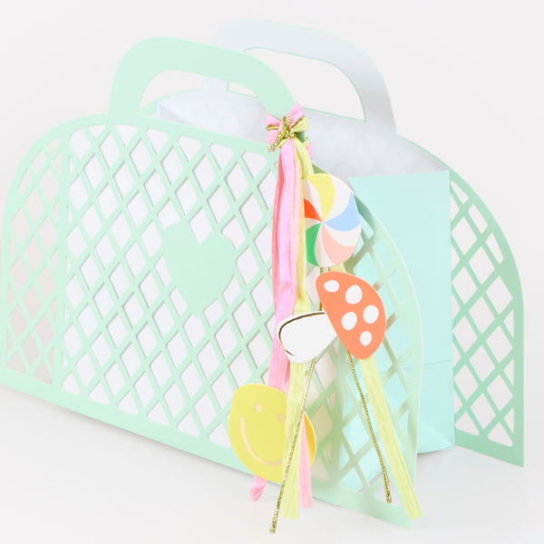 Make your birthday party look charming with our special party set featuring tableware and party bags for eight, and fun decorations. 