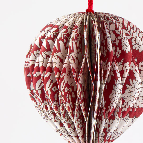 Our Christmas hanging decorations are designed as little paper balloons with beautiful Liberty print designs, perfect to decorate your tree. Image2