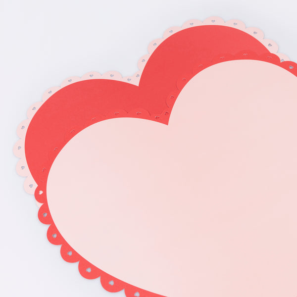 Make your Valentine's Day dinner look amazing with our charming red and pink paper heart placemats, practical and decorative. Image4