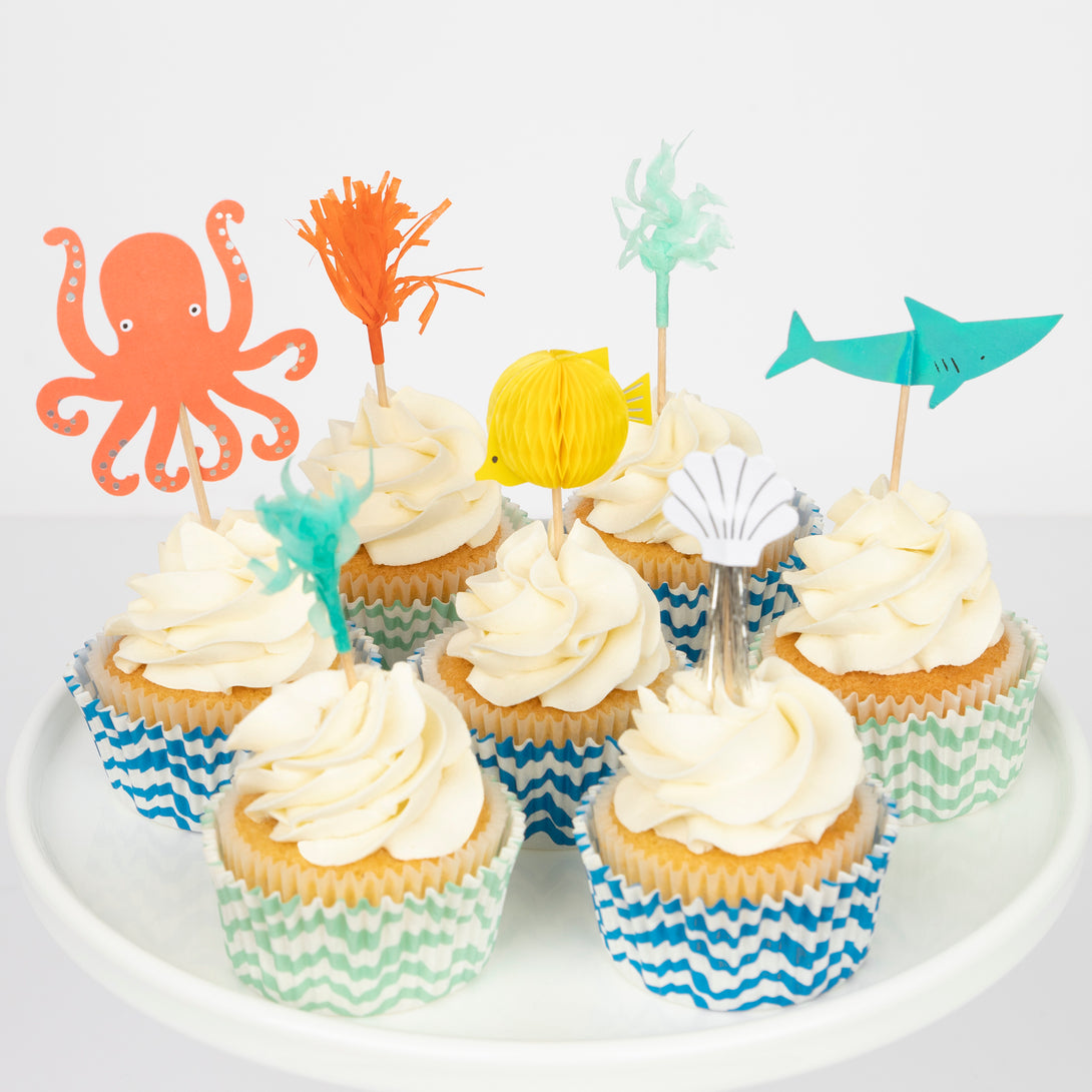 Make your under the sea birthday party look amazing with our sea creature garland, turtle plates, napkins, shark cups and a cupcake kit. 