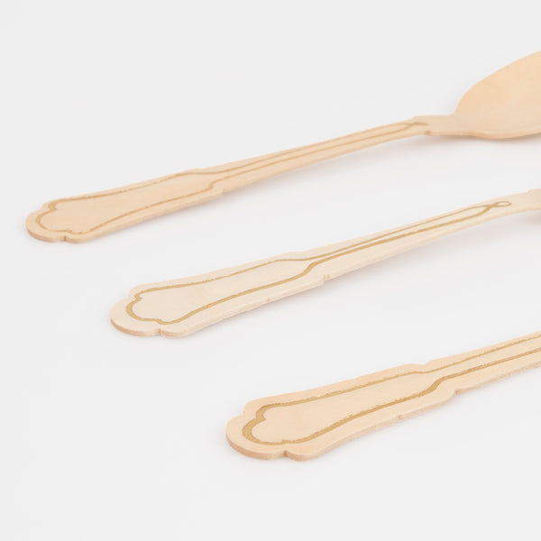 Our wooden knives, forks and spoons feature gold foil details, making them perfect as garden party cutlery. Image4