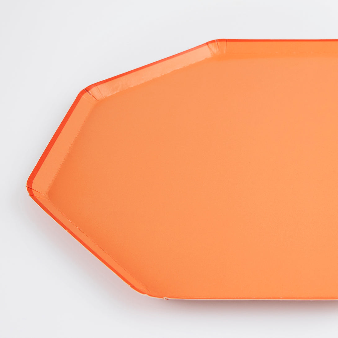 Our paper plates, with a bright papaya colour and special octagonal shape, are perfect to add to your party supplies.