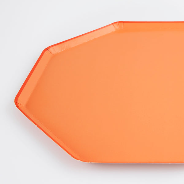 Our paper plates, with a bright papaya colour and special octagonal shape, are perfect to add to your party supplies. Image2