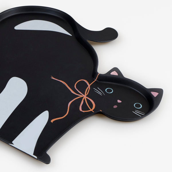 Our Halloween platter, made from melamine resin and cellulose, with a playful black cat design, is perfect to reuse year after year. Image2