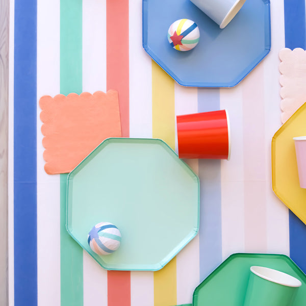 Our paper plates, in a small size, beautiful blue and with octagonal shape, are perfect for a baby shower. Image2