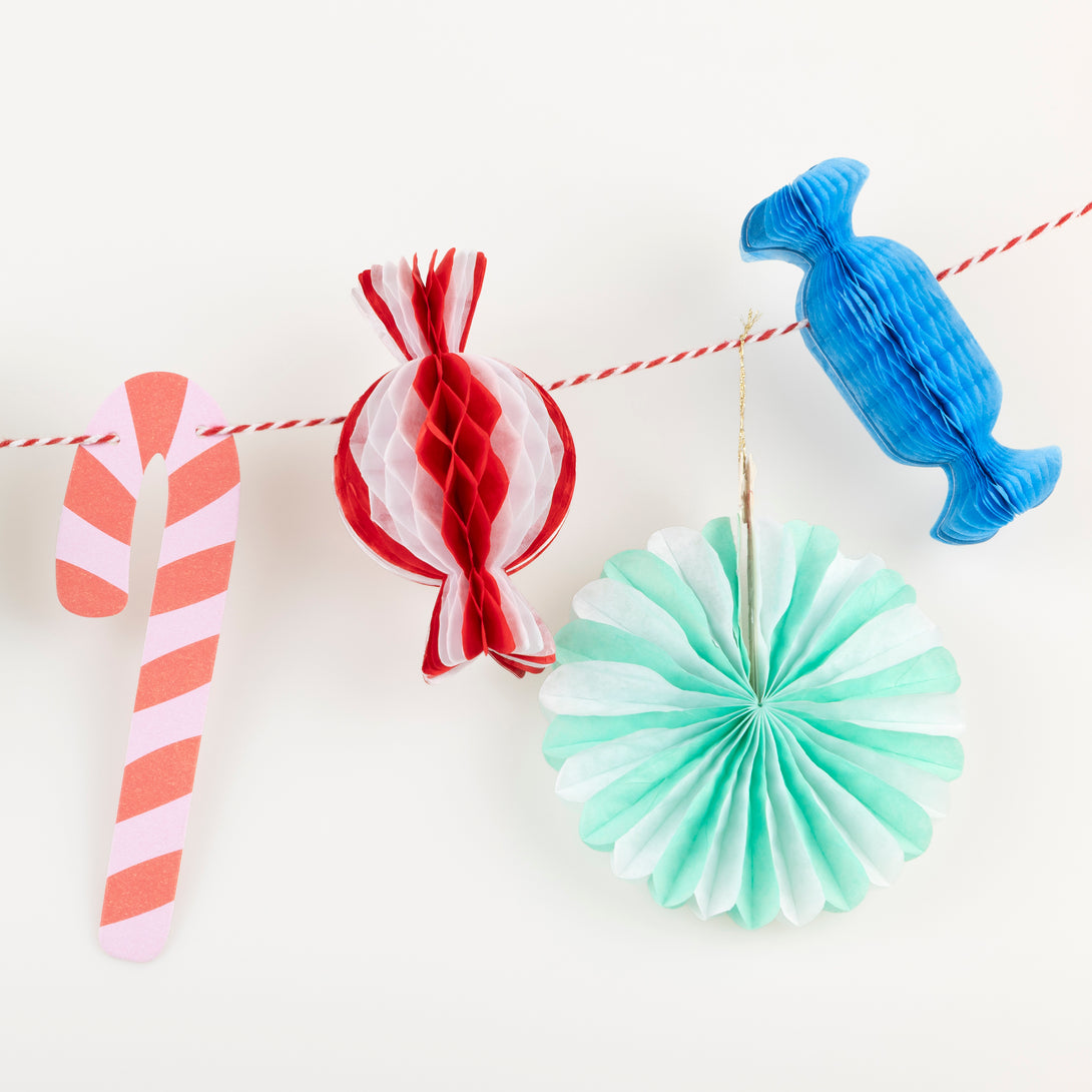 Use our small Christmas garland, with 3D paper sweets, paper candy canes and paper fans, for a decorative, nostalgic touch Image3