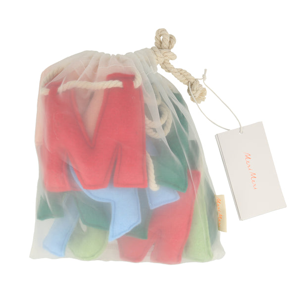 Our Christmas garland, crafted with colourful felt pennants, is the perfect Christmas wall decoration. Image4