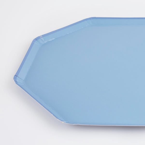 Our paper plates, in a small size, beautiful blue and with octagonal shape, are perfect for a baby shower. Image3