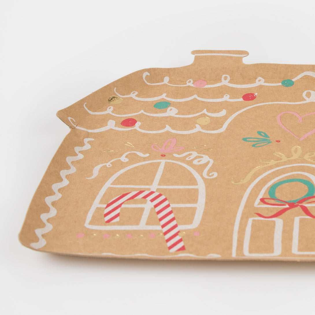 These Christmas plates are made in the shape of a gingerbread house, perfect to delight all the family.