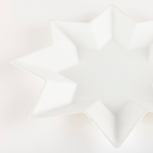 Let our star plates shine bright at your Christmas or New Year celebration, made from compostable materials. Image2