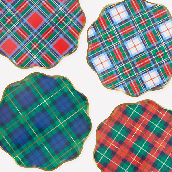Decorate your Christmas dinner table with our tartan plates, napkins, cups, crackers and add a festive flair with the tartan bow garland. Image8