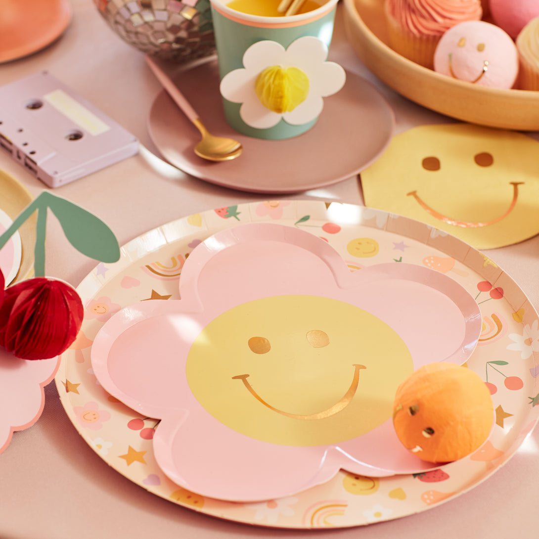 Our paper plates feature a pink flower with a smiley face, ideal as cocktail plates or birthday plates.
