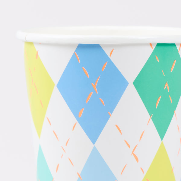 Our party cups, made from quality paper, feature a cheerful argyle pattern, perfect for 256ml drinks at parties and birthday meals. Image2