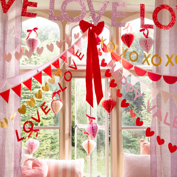 Fill your home with love with our special Valentine's Day decorations of a set of 10 paper garlands with different designs and colours. Image2