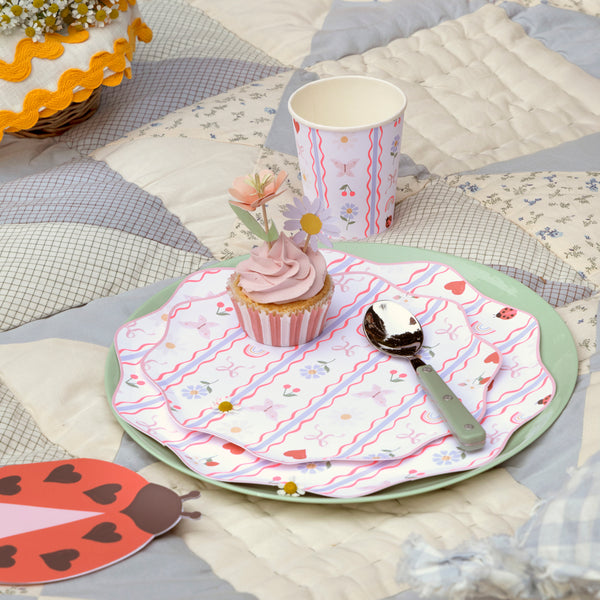 Our fun party napkins, made in 3-ply paper in the shape of an adorable ladybird, are ideal for garden parties, picnics and nature-themed parties. Image2