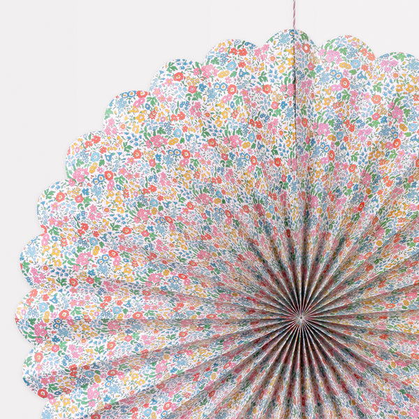 Our Liberty giant pinwheel decorations are a stylish way to decorate any celebrate, perfect for birthdays, weddings or home decor. Image3