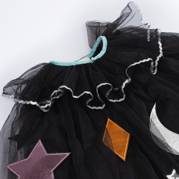 Our luxury witch costume set includes a tulle cape, an witch hat with a velvet bow and a colourful ribbon wand with a silver sequin star. Image3