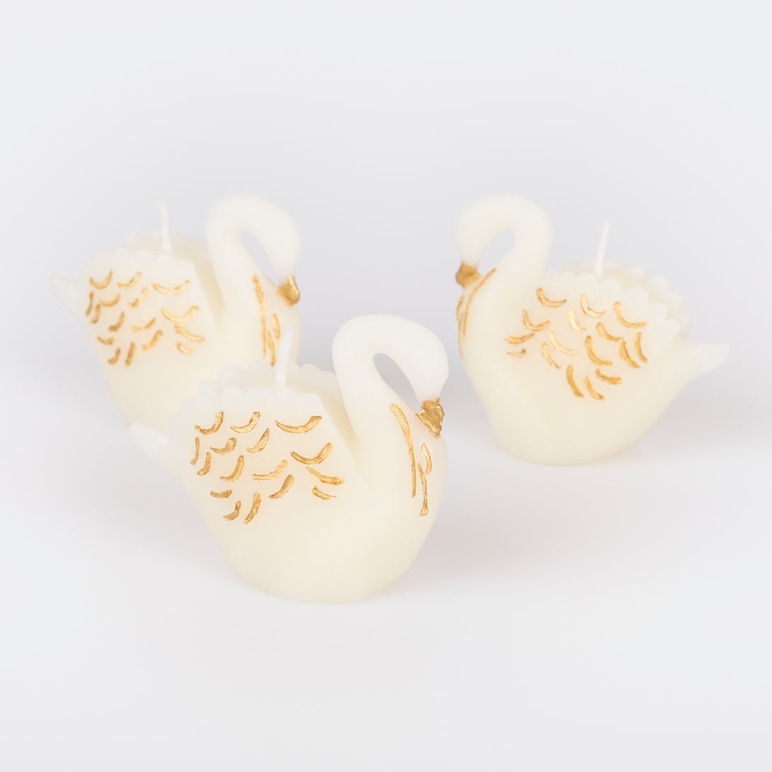 Our swan candles are perfect for elegant celebrations, like a bridal shower, or as home decorations. Image2