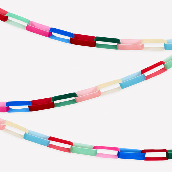 Our Christmas garland is made from velvet ribbons chainlinked to create a stunning decorative effect, ideal to use year after year. Image1