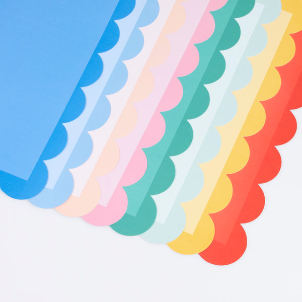 Our scalloped placemats are perfect for special meals, in colours that will suit any occasion, a great host gift. Easy to use and disposable. Image2